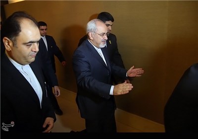 محمدجواد ظریف وزیر امور خارجه هنگام ورود به محل دیدار با کاترین اشتون مسئول سیاست خارجی اتحادیه اروپا