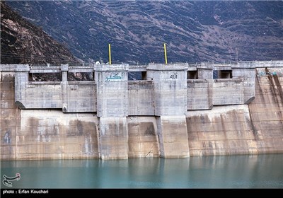 چندی پیش خبر وجود یک ترک 2 میلیمتری در عمق 130 متری پشت مخزن، باعث نگرانی ساکنان اطراف سد شده بود. اما حسن رنجبران، مجری طرح سد و نیروگاه کارون ۴ اعلام کرد: "ترک خوردن سد طبیعی است، خاصیت بتن ترک خوردن است و تمام سدهای بتنی دنیا ترک می‌خورند."