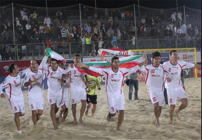 ملی پوشان فوتبال ساحلی بوشهری مورد تشویق قرار می‌گیرند