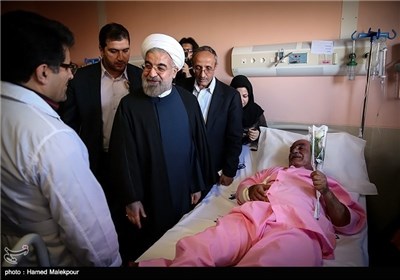 Photos: President Rouhani Visits Quake-Hit Regions in Bushehr