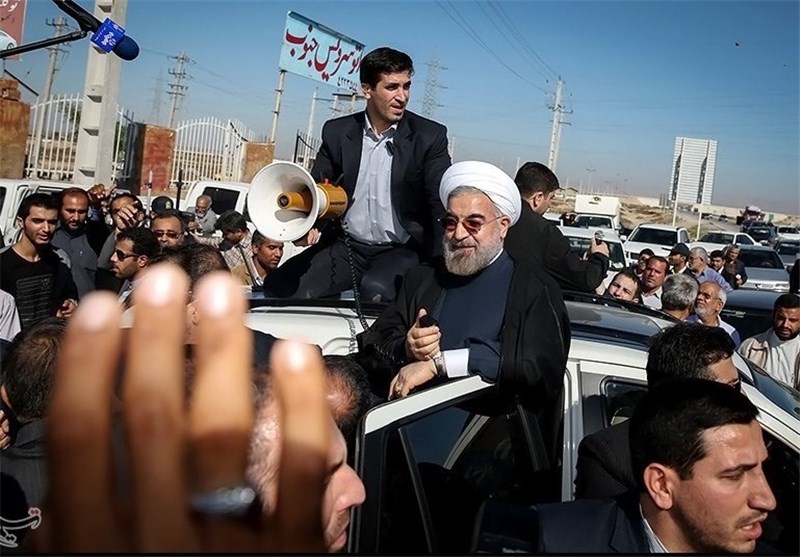 استقبال پرشور خوزستانی‌ها از رئیس جمهور/ توقف خودروی حامل روحانی در بین مردم