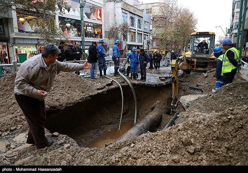 درخواست از نهادهای امدادی برای مهار ترکیدگی لوله میدان توحید تهران