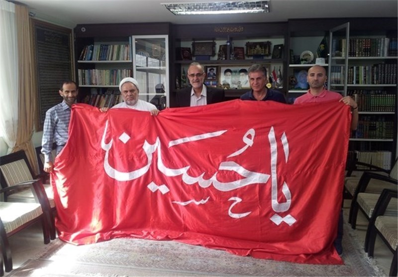 پرچم «یا حسین» در دستان کی‌روش + عکس