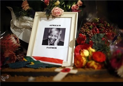 نلسون ماندلا رهبر جنبش ضد آپارتاید در تاریخ 6 دسامبر 2013 میلادی در سن 95 سالگی در منزلش درگذشت
