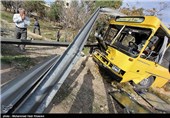  تصادف یک دستگاه پژو با اتوبوس شرکت واحد در کمربندی شیراز
