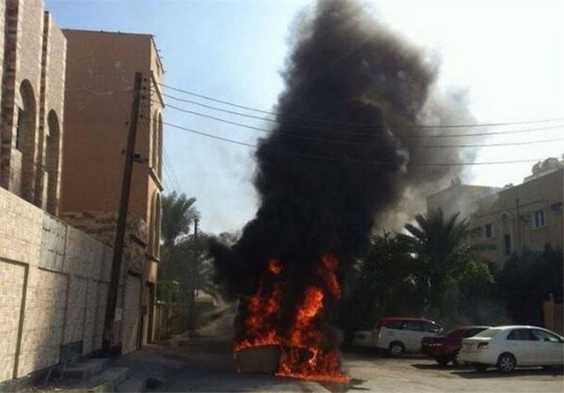 معترضان بحرینی مسیر منتهی به پایگاه نظامیان آمریکا را مسدود کردند + عکس