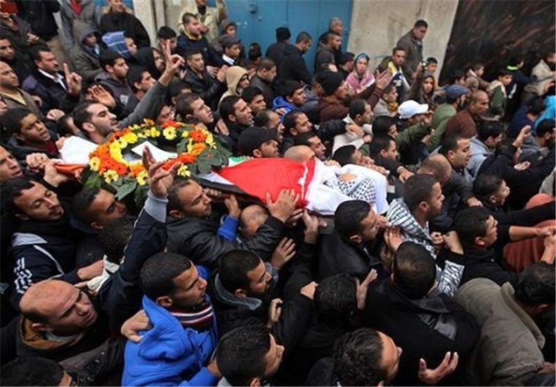 جماهیر غفیرة تشیع جثمان الطفل الفلسطینی الشهید وجیه الرمحی وتطالب بالانتقام