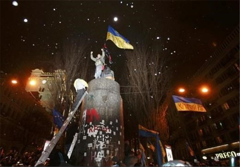 معترضان اوکراینی: پس از مجسمه لنین نوبت سرنگونی رئیس‌جمهور است