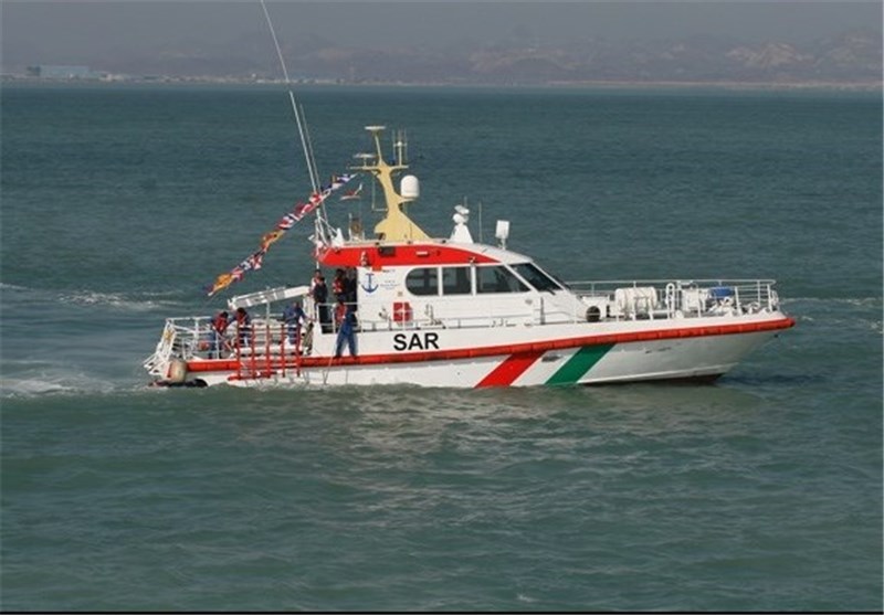 نجات سرنشینان قایق صیادی در آبهای خلیج فارس