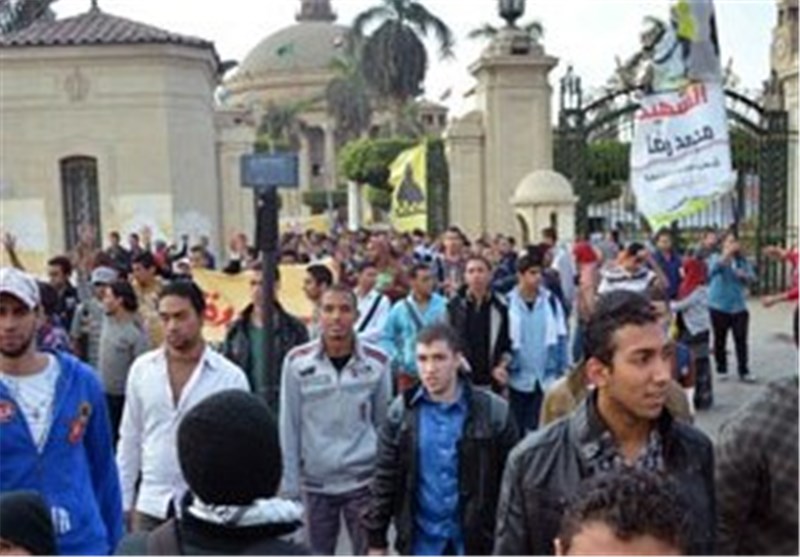 تظاهرات مصری‌ها در مقابل وزارت دفاع/پلیس به استفاده از گاز اشک‌اور متوسل شد