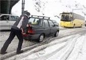 تصادف زنجیره‌ای 40 خودرو در محور اصفهان- نطنز/ 250 خودروی گرفتار در برف نجات یافتند
