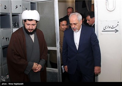 محمدجواد ظریف وزیر امور خارجه در پابان دیدار با امام جمعه مشهد