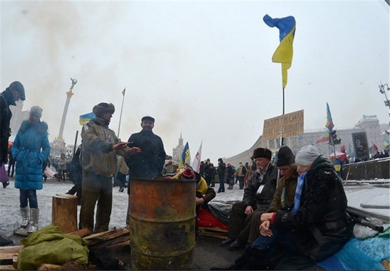 معترضان اوکراینی موانع بیشتری در میدان استقلال کیف ایجاد کردند