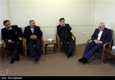 محمدجواد ظریف وزیر امور خارجه قبل از دیدار با امام جمعه مشهد