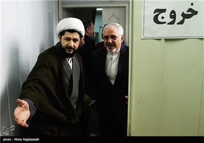 محمدجواد ظریف وزیر امور خارجه هنگام ورود به محل دیدار با امام جمعه مشهد