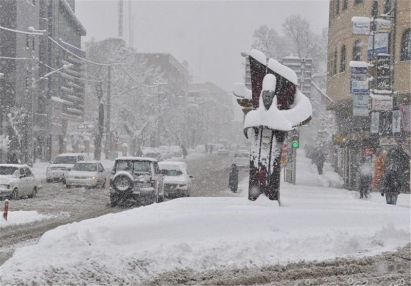 بارش برف در نطنز همچنان ادامه دارد