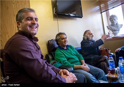 از راست اسماعیل خلج ،اصغر همت و عباس عظیمی مدیر موسسه در جشن تولد هنرمندان پیشکسوت متولد ماه آذر 