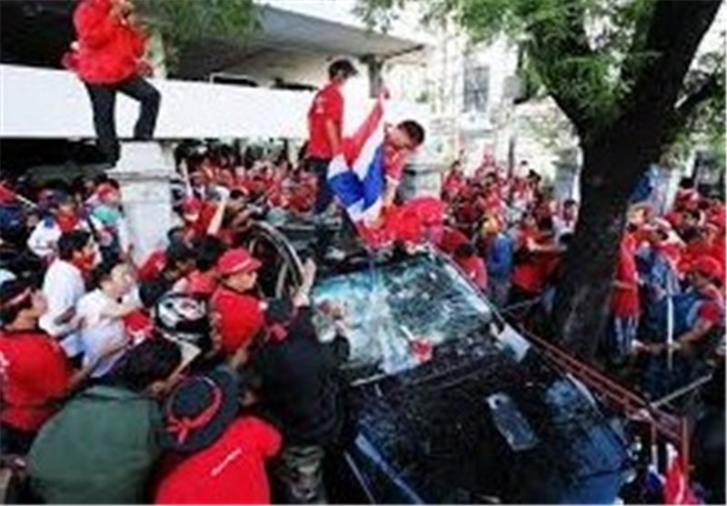 Thai Protesters Try to Block Election Sign-Up