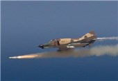 تهاجم موشکی جنگنده‌های ارتش به شناورهای دشمن فرضی در دریای عمان