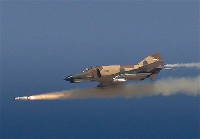 تهاجم موشکی جنگنده‌های ارتش به شناورهای دشمن فرضی در دریای عمان