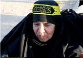 توزیع هم‌زمان سربندهای «کلنا عباسک یا زینب» در ایران و کربلا