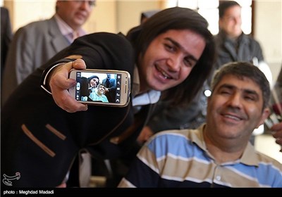 محسن یگانه خواننده موسیقی پاپ در آسایشگاه جانبازان ثارالله