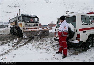 امدادگران در جاده های برفی