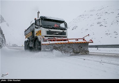 امدادگران در جاده های برفی