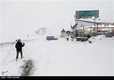 بارش برف و کولاک در جاده کندوان