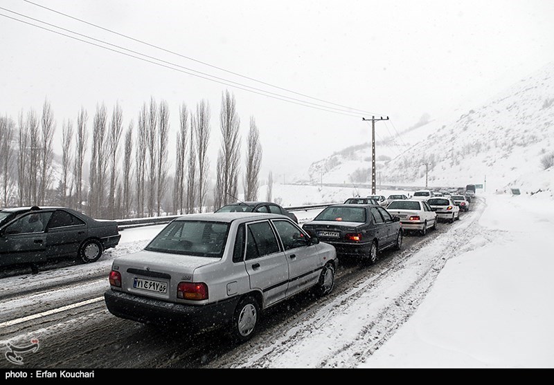 بارش برف و کولاک محورهای همدان را درنوردید