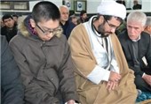 ژاپنی مسلمان شده در نمازجمعه شرکت کرد+ تصویر