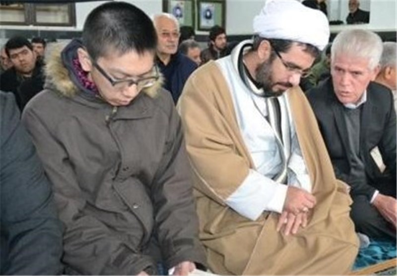 ژاپنی مسلمان شده در نمازجمعه شرکت کرد+ تصویر