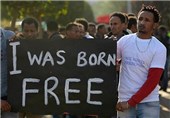 اعتراض مهاجران آفریقایی نسبت به نوع رفتار و برخورد نیروهای رژیم صهیونیستی