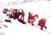 به 1000 مسافر گرفتار در برف محورهای مواصلاتی بروجن امدادرسانی شد
