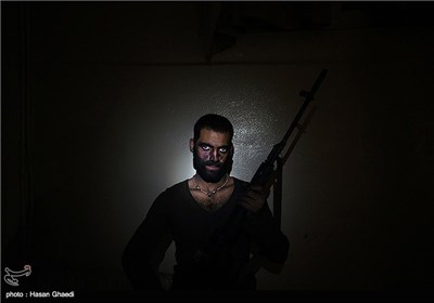 یکی از نیروهای ویژه ارتش سوریه در محل اقامت خود در یکی از ویرانه های شهر داریا برای عکاس ژست گرفته است./عملیات آزاد سازی حرم حضرت سکینه(س) در فروردین ماه 92
