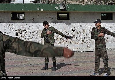  نیروهای ویژه ارتش سوریه هر روز صبح پیش از آغاز کار و قبل از حرکت به سمت محل عملیات، ورزش صبحگاهی میکنند./عملیات آزاد سازی حرم حضرت سکینه(س) در فروردین ماه 92