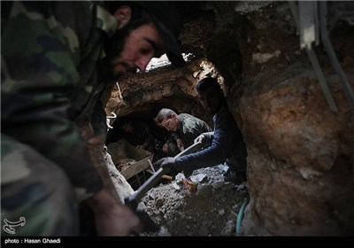 نیروهای ارتش سوریه در قسمتی از مسیر خود برای وارد شدن به ساختمان حرم حضرت سکینه(س) در حال حفر خندق در زیر زمین هستند/عملیات آزاد سازی حرم حضرت سکینه(س) در فروردین ماه 92