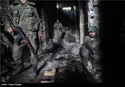 دقایقی پس از تسلط ارتش سوریه و برقراری آرامش نسبی در اطراف ساختمان حرم، نیروها در حال استراحت هستند./عملیات آزاد سازی حرم حضرت سکینه(س) در فروردین ماه 92