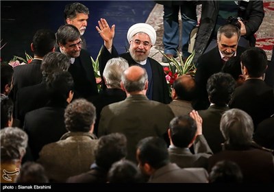 حجت الاسلام حسن روحانی رئیس جمهور هنگام ورود به محل دیدار با هنرمندان