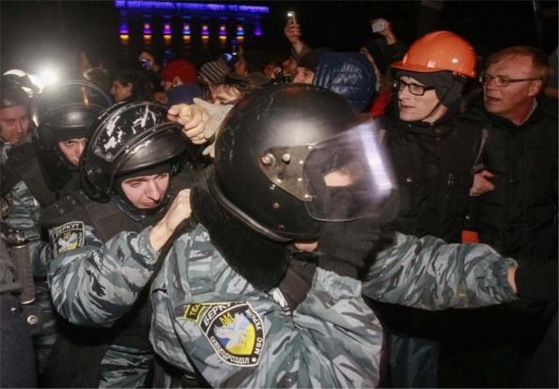 پلیس اوکراین با گاز اشک آور به معترضان حمله کرد