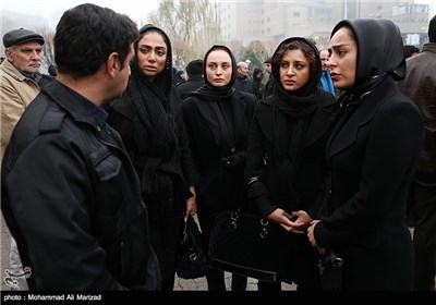 از راست سمانه پاکدل ،حدیثه تهرانی و مریم کاویانی در مراسم ترحیم جان‌باختگان حادثه سریال معراجی‌ها