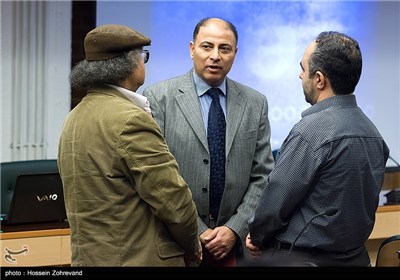 مرکز تصویر: خالد ابراهیم عماره، رئیس دفتر حافظ منافع مصر در تهران در نشست سینما گران ایران و مصر