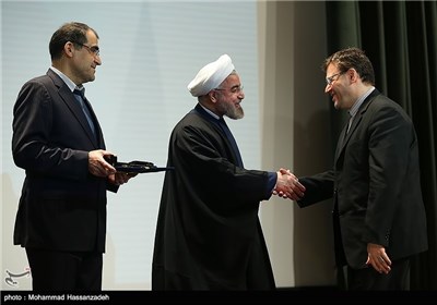 تقدیر از برگزیدگان نوزدهمین جشنواره تحقیقاتی علوم پزشکی رازی توسط حجت الاسلام حسن روحانی رئیس جمهور