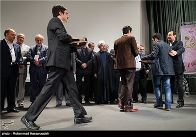 تقدیر از برگزیدگان نوزدهمین جشنواره تحقیقاتی علوم پزشکی رازی توسط حجت الاسلام حسن روحانی رئیس جمهور