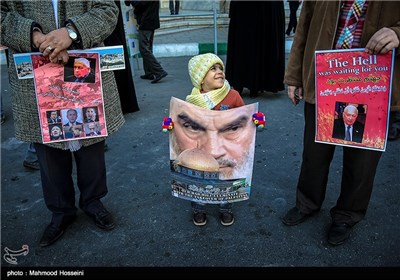 توزیع شیرینی به مناسبت مرگ شارون در میدان فلسطین تهران