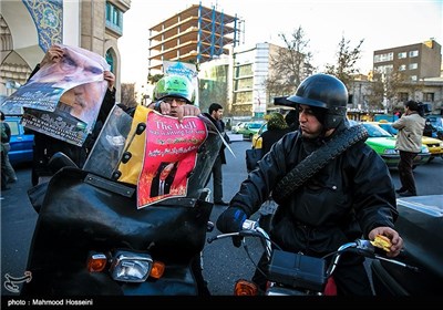 توزیع شیرینی به مناسبت مرگ شارون در میدان فلسطین تهران
