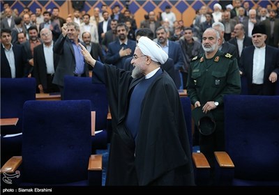 حجت الاسلام حسن روحانی رئیس جمهور هنگام ورود به محل دیدار با خانواده شهدا و ایثارگران