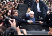 حضور مردم شیعه و سنی با لباس‌های یک‌دست در مسیر استقبال رئیس جمهور