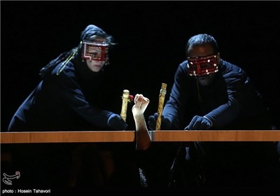 نمایش از استخوانها خالی شدن در اولین روز از جشنواره تئاتر فجر - کیش