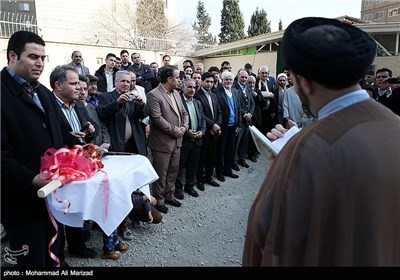 مراسم کلنگ زنی مجتمع فرهنگی شند‌آبادی‌های مقیم تهران با حضور عارف